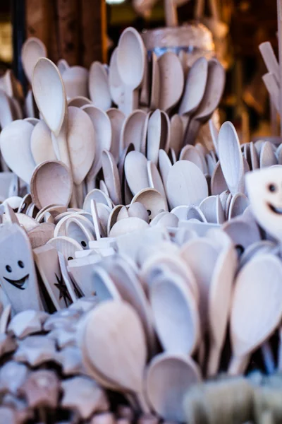 Tazas talladas, cucharas, tenedores y otros utensilios de madera — Foto de Stock