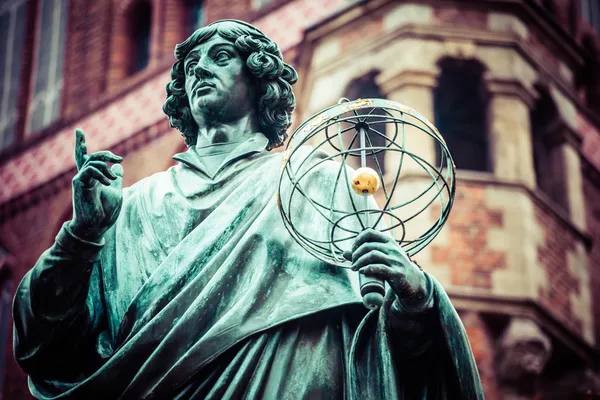 Monumento do grande astrônomo Nicolau Copérnico, Torun, Polônia — Fotografia de Stock