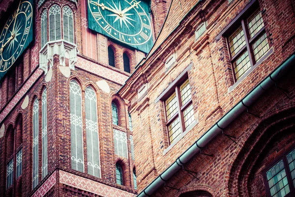 Gotischer Rathaussturm in Torun-City auf der Welterbeliste. — Stockfoto