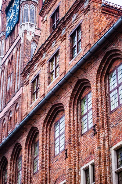 Arquitectura tradicional en la famosa ciudad polaca, Torun, Polonia . — Foto de Stock