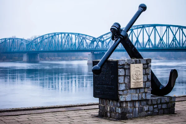 Polen - Toruns berühmte Fachwerkbrücke über die Weichsel. Verkehrsinfrastruktur. — Stockfoto