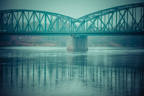 Polonia - Torun famoso puente de armadura sobre el río Vístula. Infraestructura de transporte . —  Fotos de Stock