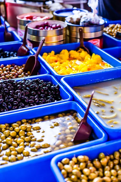 Sortimento de azeitonas no mercado, Tel Aviv, Israel — Fotografia de Stock