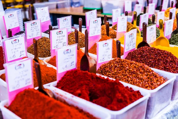 Especias en exhibición en el mercado abierto en Israel . — Foto de Stock