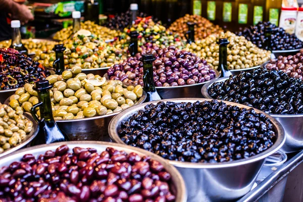 Assortimento di olive sul mercato, Tel Aviv, Israele — Foto Stock