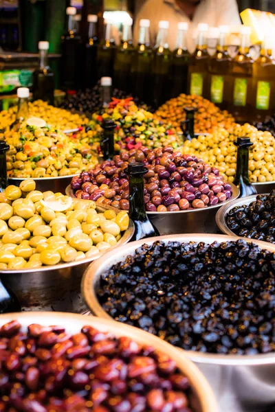 Sortimento de azeitonas no mercado, Tel Aviv, Israel — Fotografia de Stock