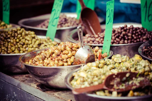 Assortimento di olive sul mercato, Tel Aviv, Israele — Foto Stock