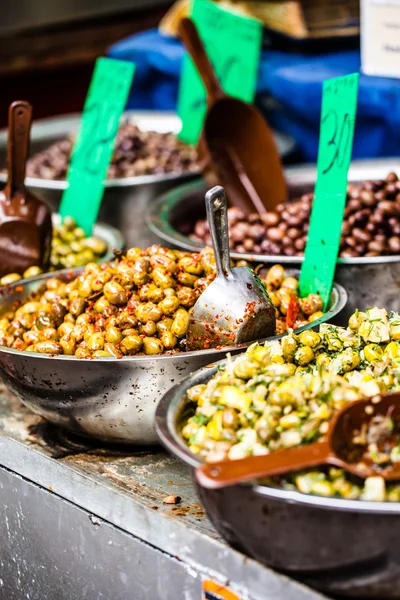 Assortiment d'olives sur le marché, Tel Aviv, Israël — Photo