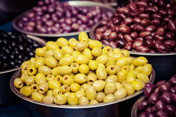 Assortimento di olive sul mercato, Tel Aviv, Israele — Foto Stock