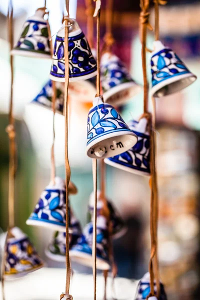 Cloches en céramique comme souvenir de Jérusalem, Israël . — Photo