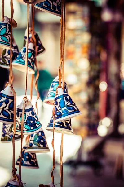 Campanas de cerámica como recuerdo de Jerusalén, Israel . — Foto de Stock