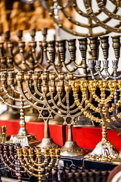 Menorah à vendre en magasin dans le marché de la vieille ville de Jérusalem . — Photo