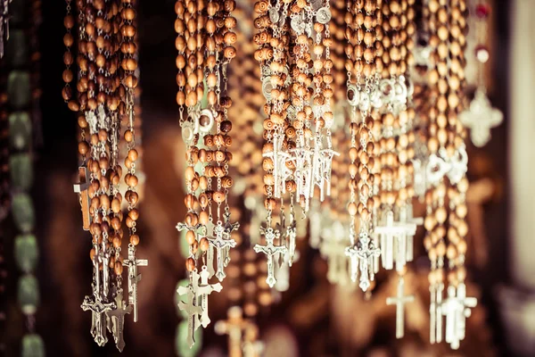 Cruzes vendidas no mercado de rua Via Dolorosa, Jerusalém Cidade Velha, Israel . — Fotografia de Stock