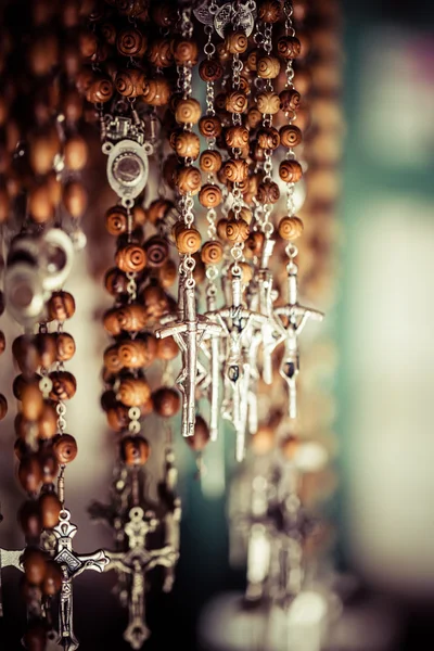 Kreuze verkauft in via dolorosa Straßenmarkt, jerusalem Altstadt, israel. — Stockfoto