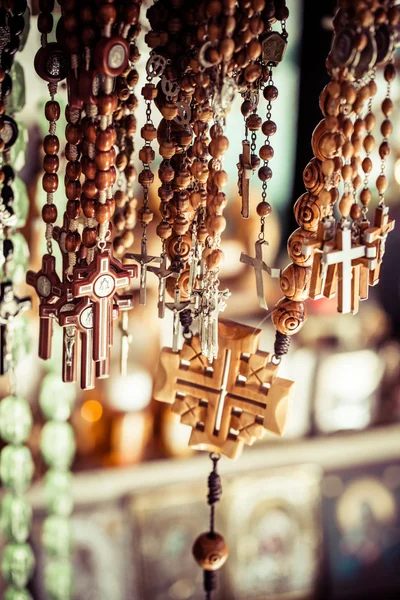 Kreuze verkauft in via dolorosa Straßenmarkt, jerusalem Altstadt, israel. — Stockfoto