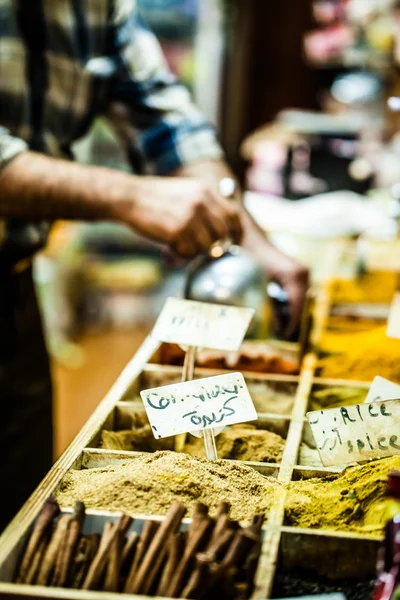 Kryddor på displayen i öppna marknaden i israel. — Stockfoto