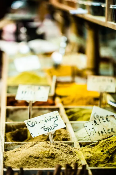 Especias en exhibición en el mercado abierto en Israel . — Foto de Stock