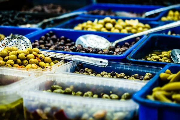 Assortiment olijven op markt, tel aviv, Israël — Stockfoto