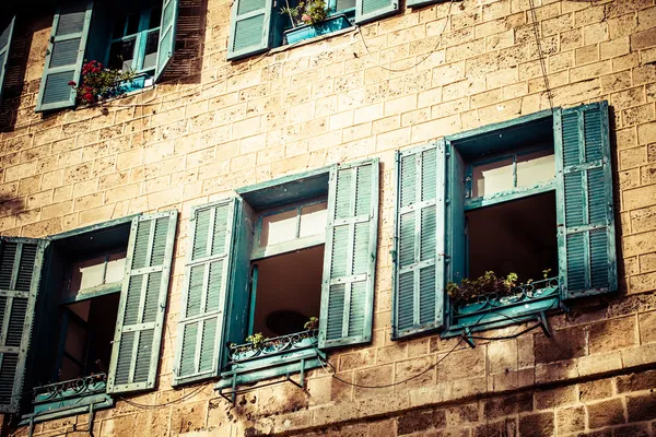 Fenêtres dans le vieux bâtiment en Israël — Photo