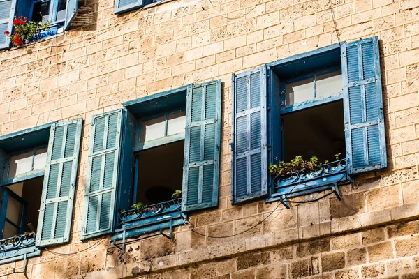 Janelas em edifício antigo em Israel — Fotografia de Stock