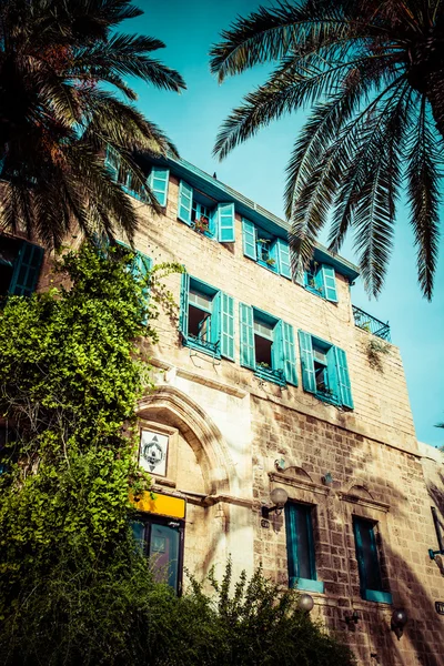 House with palms in Jaffa, a southern oldest part of Tel Aviv - Jaffa — Stock Photo, Image