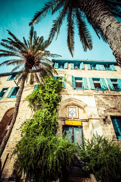 House with palms in Jaffa, a southern oldest part of Tel Aviv - Jaffa — Stock Photo, Image
