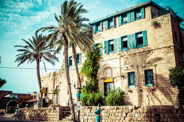 Huis met palmen in jaffa, een zuidelijke oudste deel van tel aviv - jaffa — Stockfoto