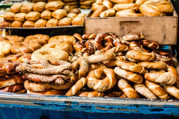 Pão com sementes de alcaravia no bazar em Tel Aviv, Israel — Fotografia de Stock