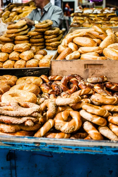 Pão com sementes de alcaravia no bazar em Tel Aviv, Israel — Fotografia de Stock