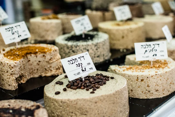 Tradiční dorty na trhu stojí v Izraeli — Stock fotografie