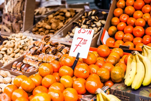 Fruits and vegetables at a farmers market — Stock Photo, Image