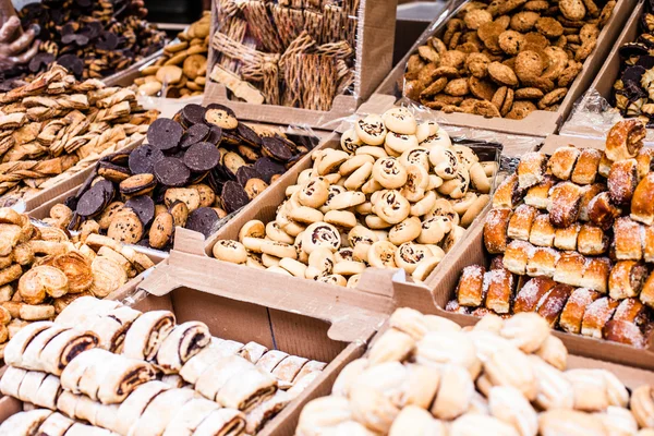 Świeże ciasta Chanuka w rynku w Izraelu — Zdjęcie stockowe