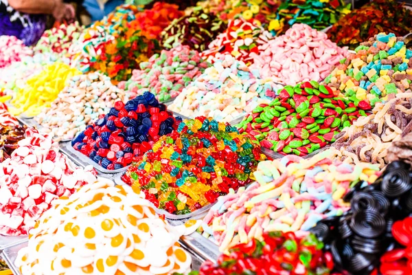 Marktlieden vol met candys in lokale Israël markt. — Stockfoto