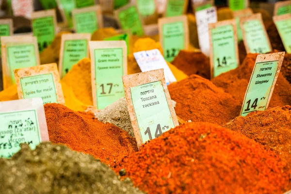 Especias en exhibición en el mercado abierto en Israel . — Foto de Stock