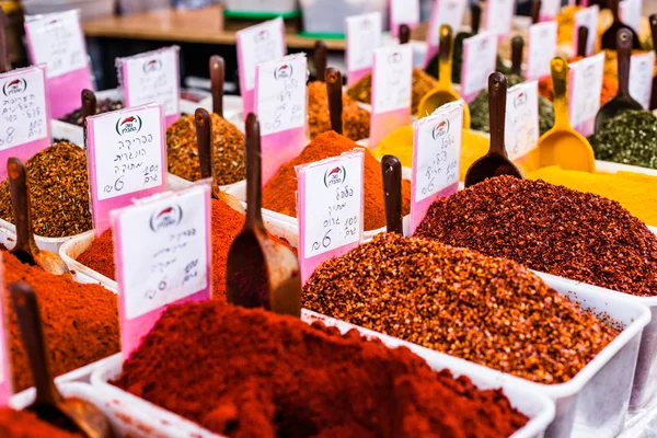 Specerijen tentoongesteld in open markt in Israël. — Stockfoto