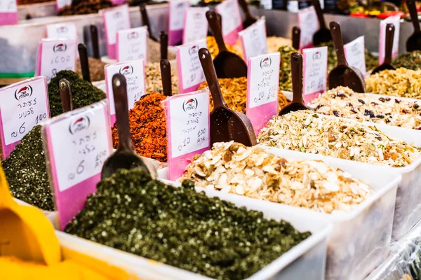 Fűszerek, a kijelzőn a nyílt piacon Izraelben. — Stock Fotó