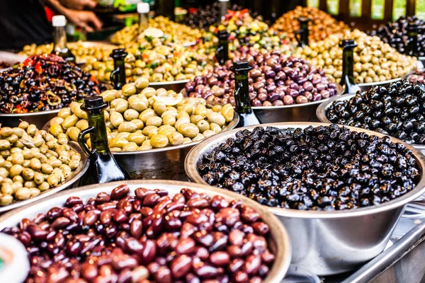 Sortiment oliv na místním trhu, tel aviv, Izrael — Stock fotografie