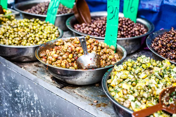 Surtido de aceitunas en el mercado local, Tel Aviv, Israel — Foto de Stock