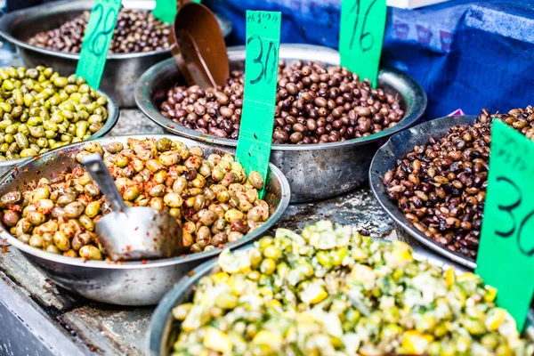 Surtido de aceitunas en el mercado local, Tel Aviv, Israel —  Fotos de Stock