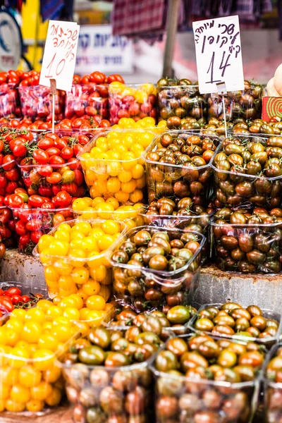 Çiftçi pazarında meyve ve sebze. — Stok fotoğraf