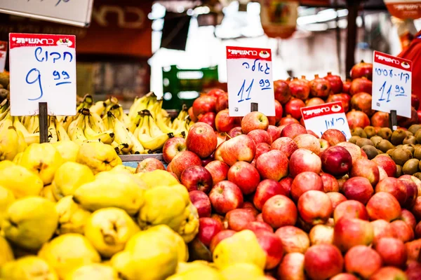 Frutas y hortalizas en un mercado de agricultores —  Fotos de Stock