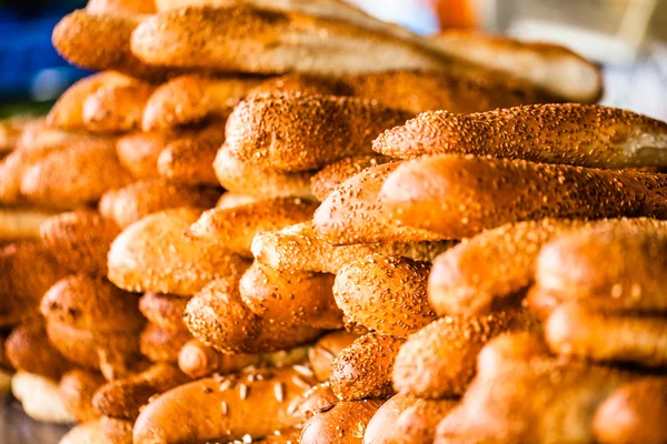 Pan con semillas de alcaravea en el bazar en Tel Aviv, Israel — Foto de Stock