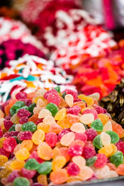 Puesto de mercado lleno de candys en el mercado local de Israel . — Foto de Stock