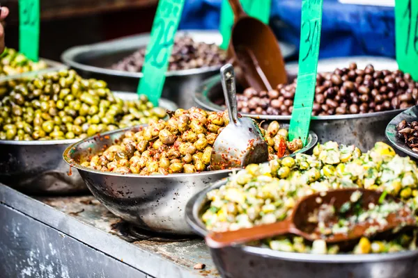 Sortiment oliv na místním trhu, tel aviv, Izrael — Stock fotografie