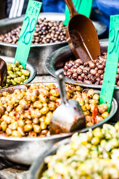 Assortiment d'olives sur le marché local, Tel Aviv, Israël — Photo