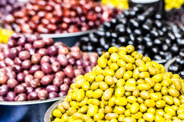 Sortiment von Oliven auf dem lokalen Markt, tel aviv, israel — Stockfoto