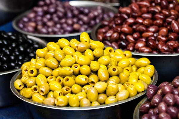 Sortimento de azeitonas no mercado local, Tel Aviv, Israel — Fotografia de Stock