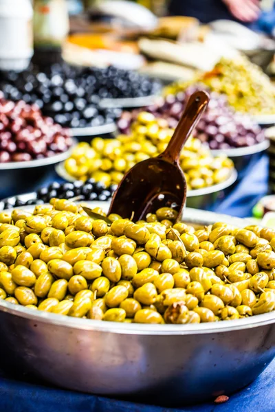 Surtido de aceitunas en el mercado local, Tel Aviv, Israel —  Fotos de Stock