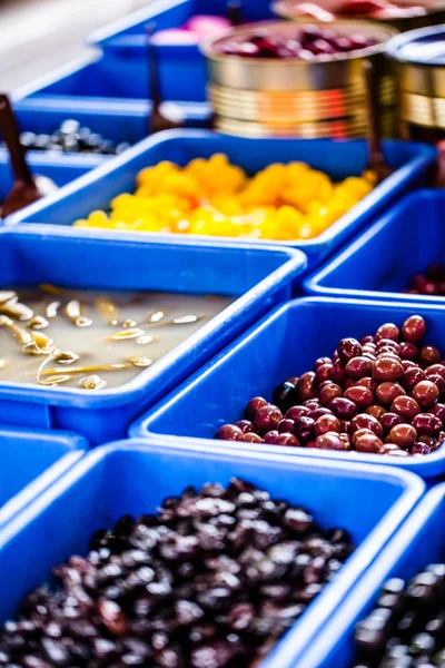 Assortiment d'olives sur le marché local, Tel Aviv, Israël — Photo