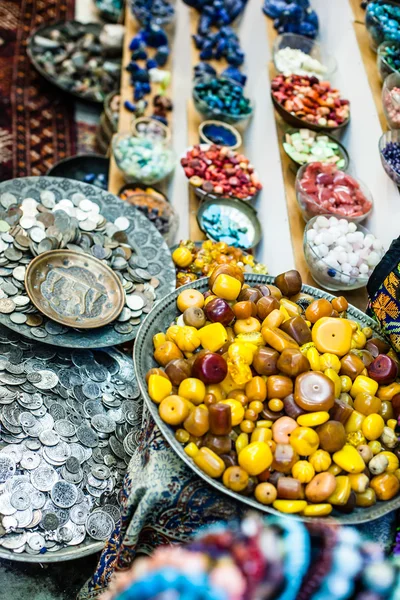 Kleurrijke edelstenen op verkoop op een rommelmarkt in Jeruzalem, Israël. veelkleurige achtergrond. — Stockfoto